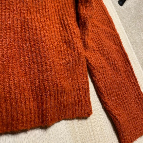 Red & White knitted Sweater - Picture 4 of 4